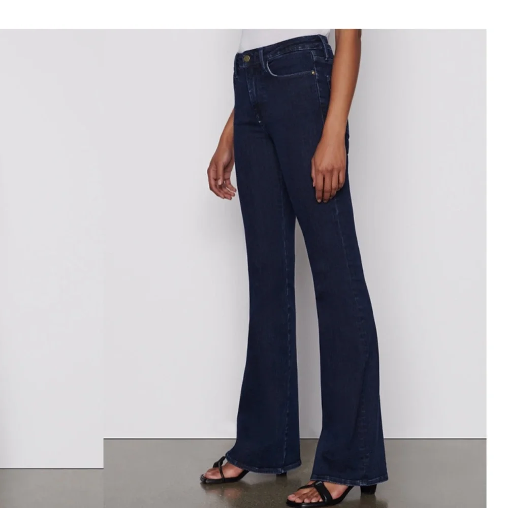 Le One Flare Mid-rise Jean from Frame - Picture 3 of 11